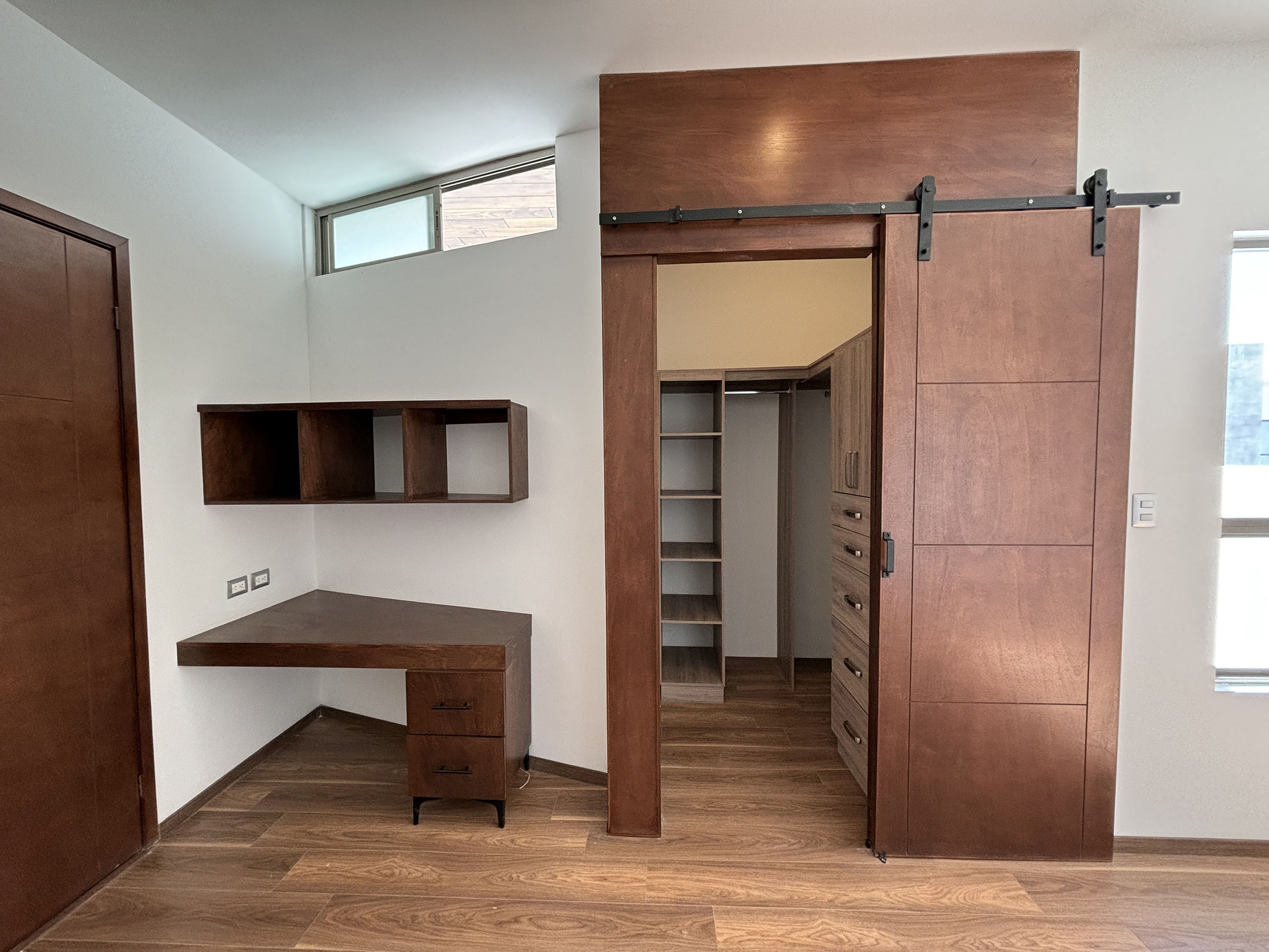 Vestidor area de home office o GYM o recamara Jr
